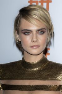 Cara Delevinge cabello corto con aretes