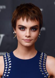 Cara Delevinge cabello corto con aretes extravagantes