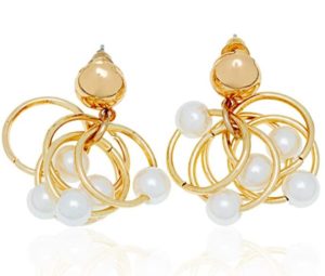 aretes geometricos dorados con perlas