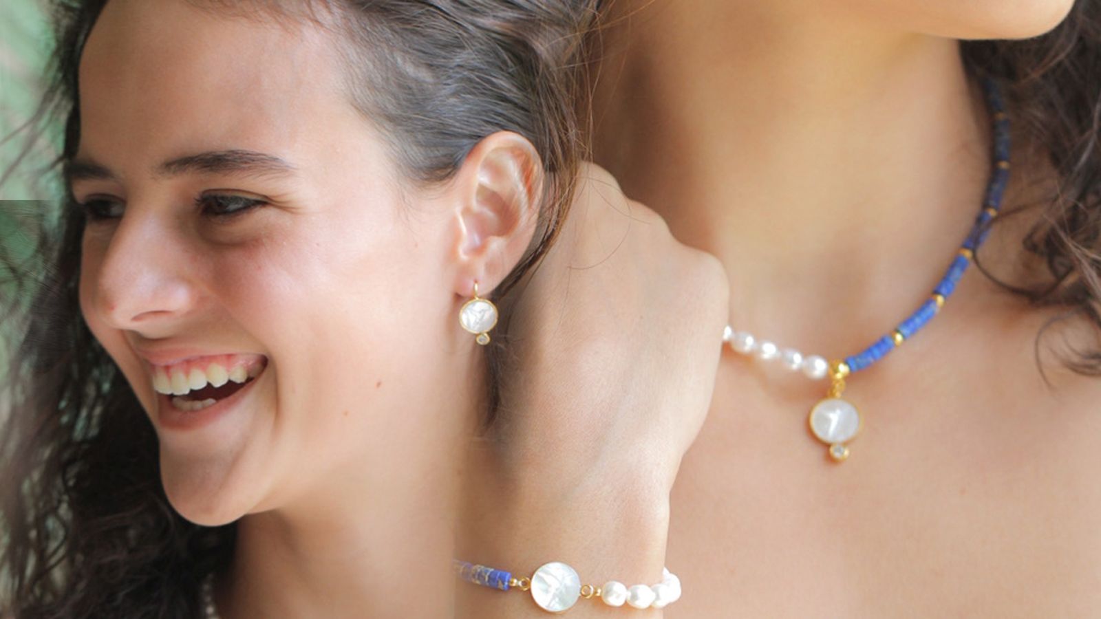 Mujer modelando joyería de perlas