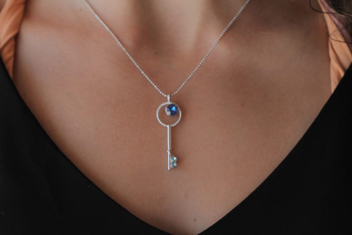Mayfer, Collar con dije modelo llave de círculos - Azul - Imagen 4