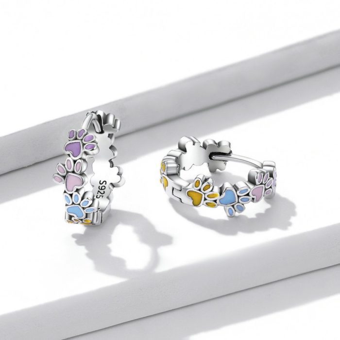 Aretes modernos tipo arracada de plata 925 con lindo diseño de huellitas de perro de colores pastel ideal para los amantes de las mascotas. - Imagen 3