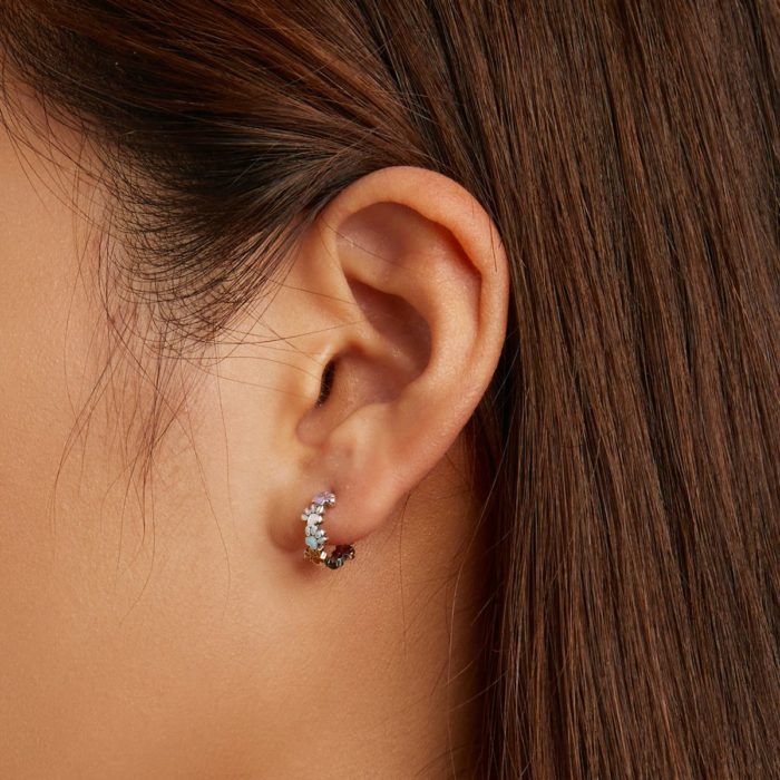 Aretes modernos tipo arracada de plata 925 con lindo diseño de huellitas de perro de colores pastel ideal para los amantes de las mascotas. - Imagen 4
