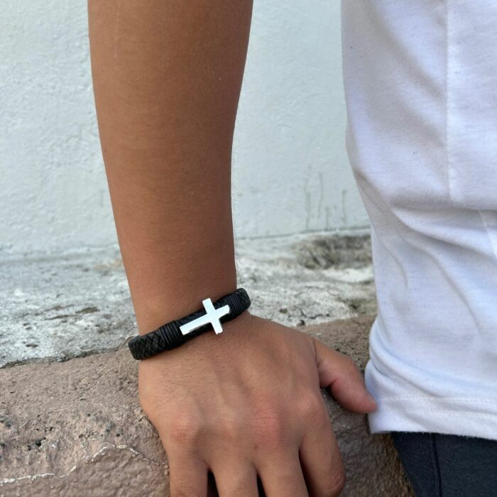 Mayfer Homme,Pulsera de piel para   en color negro con detalle de cruz plateada y broche de acero inoxidable. - Imagen 3