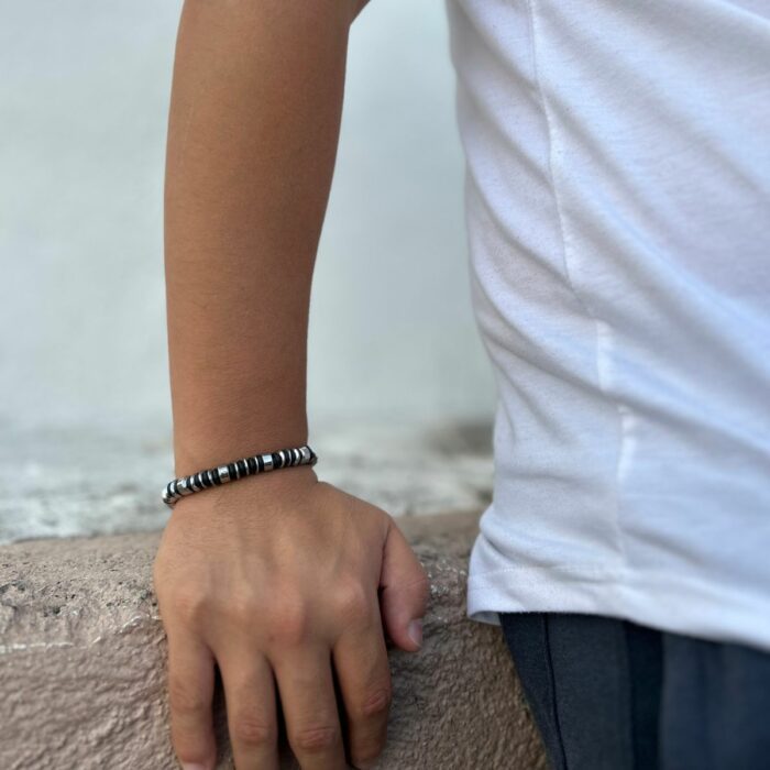 Mayfer Homme,Pulsera elástica de piedra hematita para   en color plateado con detalles de caucho en color negro. - Imagen 6