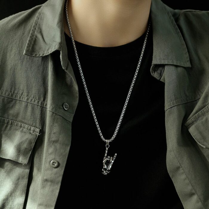 Mayfer Homme,Cadena con dije de acero inoxidable para   con diseño de mano con calavera, en color plateado. - Imagen 4