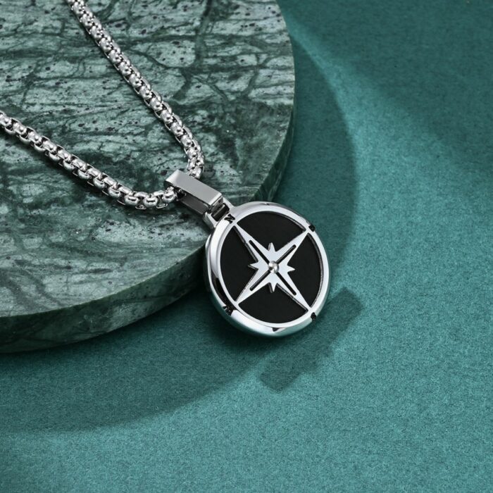 Mayfer Homme,Cadena con dije de acero inoxidable para   con diseño de estrella de brújula en color negro con plateado. - Imagen 6