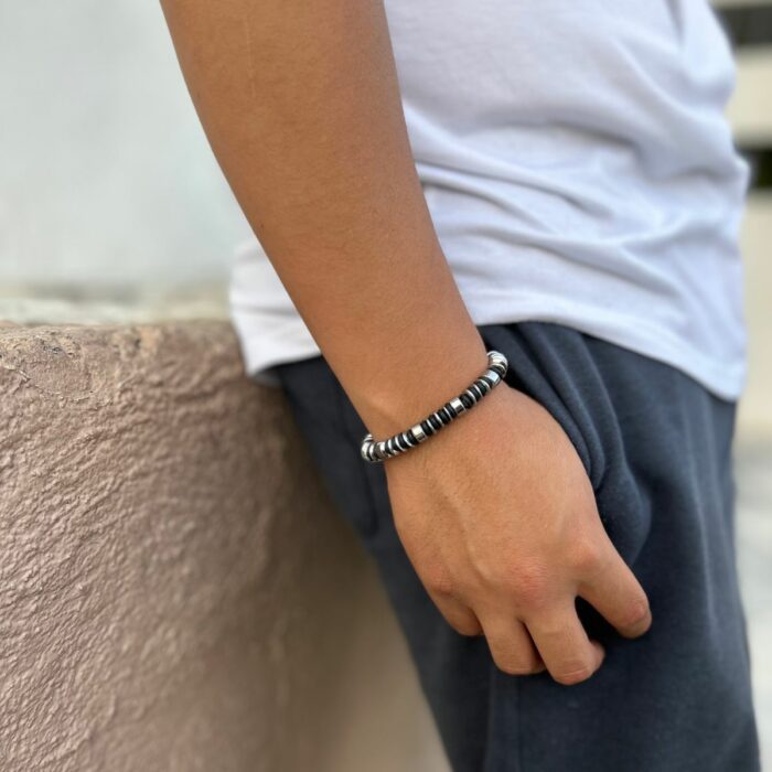 Mayfer Homme,Pulsera elástica de piedra hematita para   en color plateado con detalles de caucho en color negro. - Imagen 4