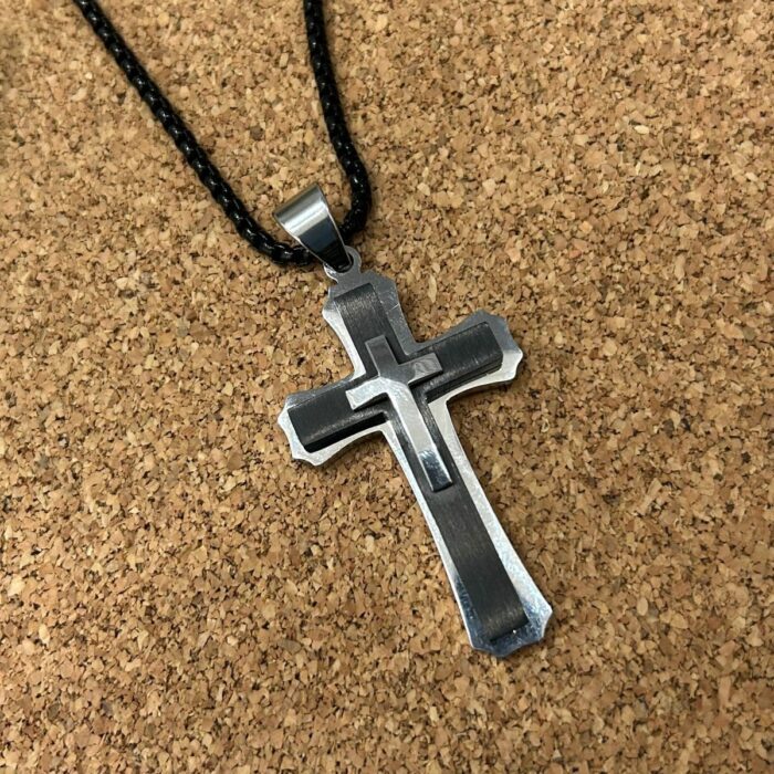 Mayfer Homme,Cadena con dije de acero inoxidable para   con diseño de cruz en color negro con plateado. - Imagen 5