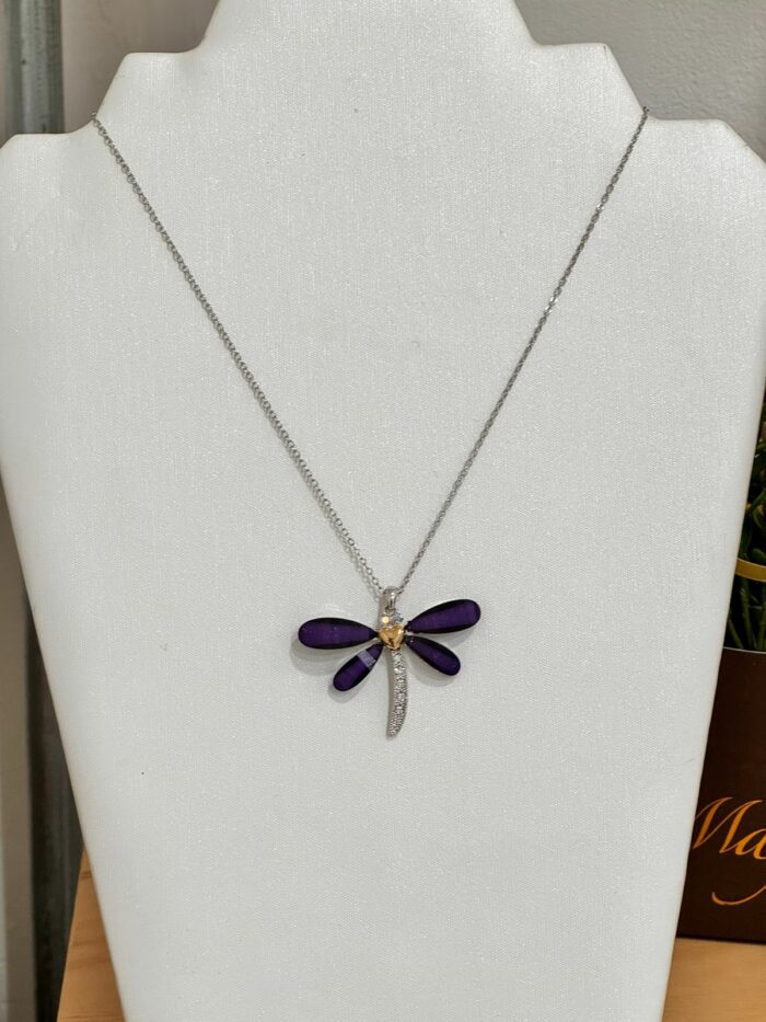 Collar   con dije en forma de libélula en color Morado, decoradas con cristal austriaco.