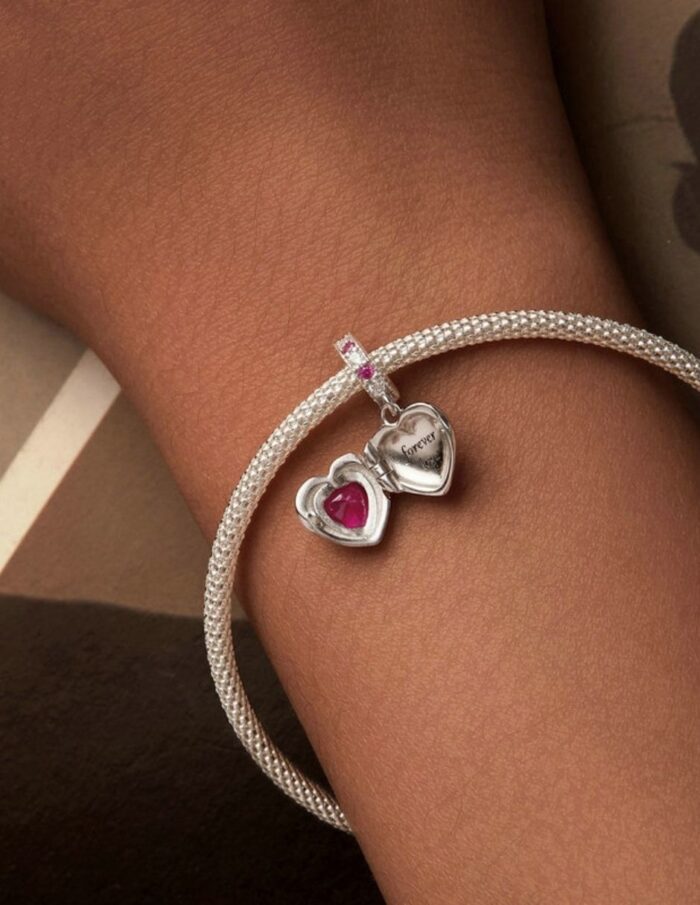 Mayfer |Charm con forma de corazon decorado en tonos  rojos - Color Plateado. - Imagen 5