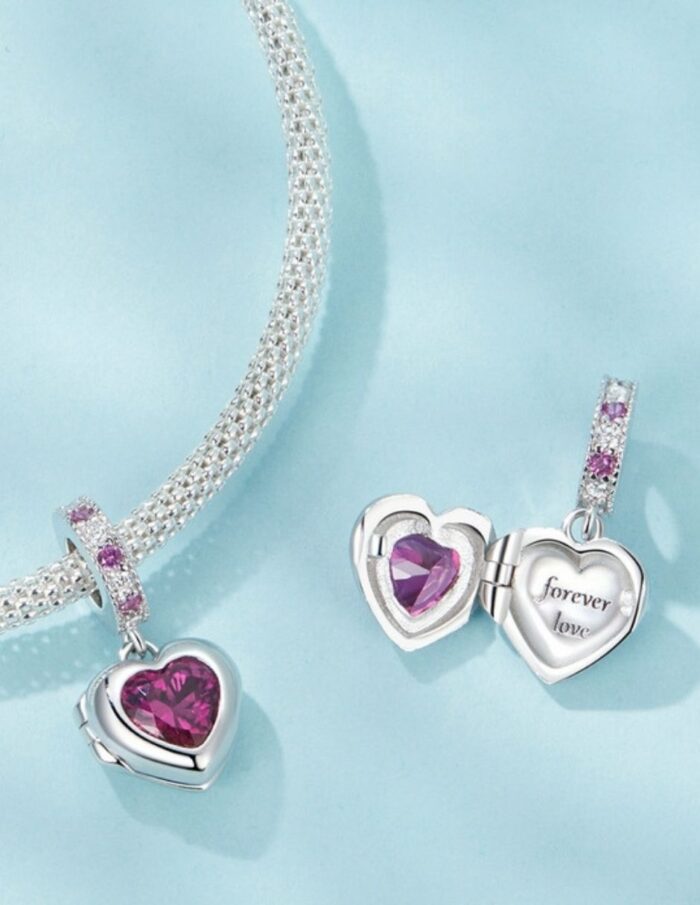 Mayfer |Charm con forma de corazon decorado en tonos  rojos - Color Plateado. - Imagen 3