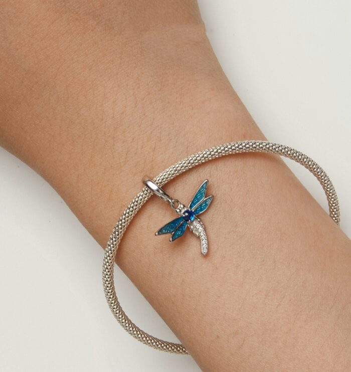 Mayfer |Charm con forma de libelula decorada en tonos azules - Color Plateado. - Imagen 4