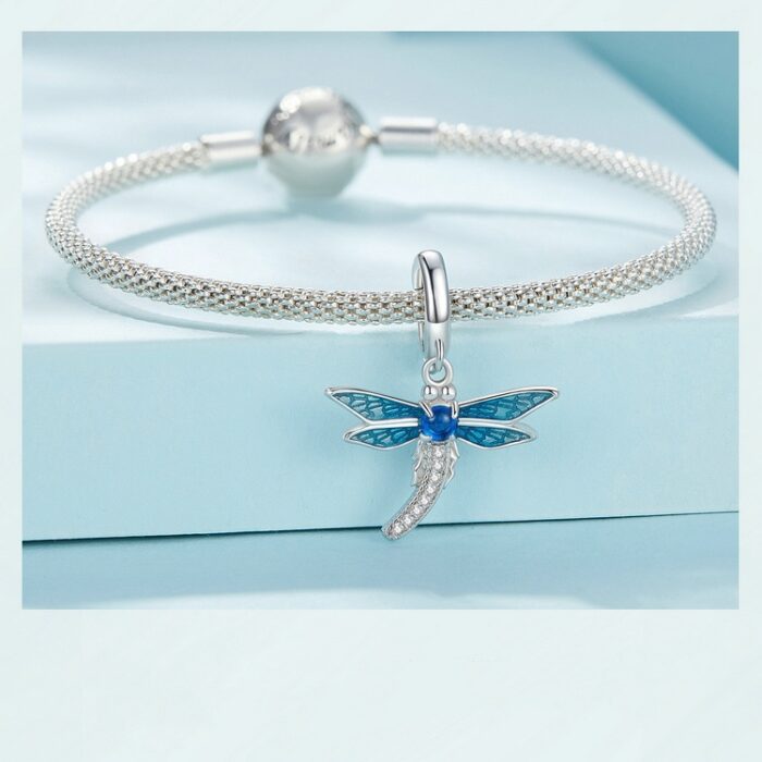Mayfer |Charm con forma de libelula decorada en tonos azules - Color Plateado. - Imagen 3
