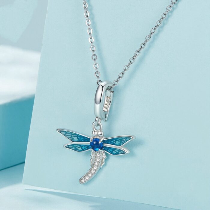 Mayfer |Charm con forma de libelula decorada en tonos azules - Color Plateado. - Imagen 5