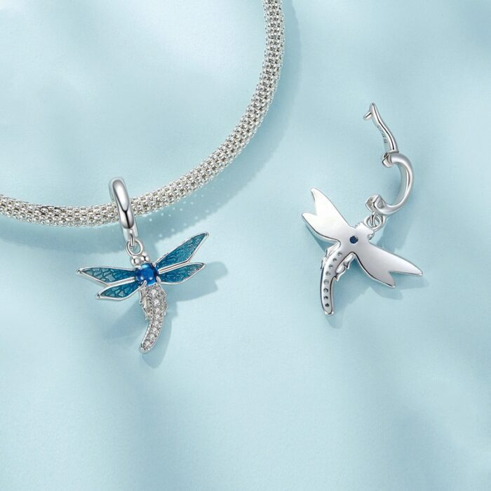 Mayfer |Charm con forma de libelula decorada en tonos azules - Color Plateado. - Imagen 2