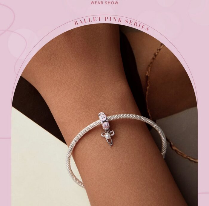 Mayfer |Charm con dise?o coquette decorado con un mo?o - Color Plateado. - Imagen 4