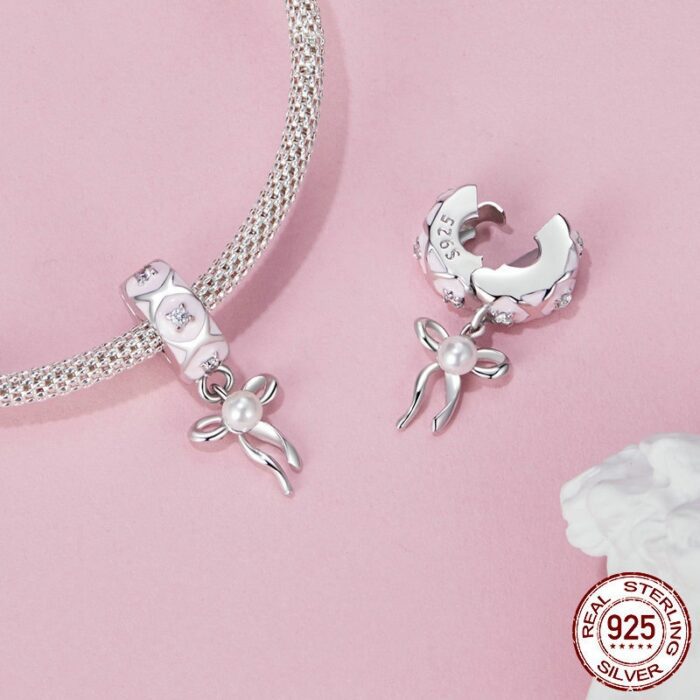 Mayfer |Charm con dise?o coquette decorado con un mo?o - Color Plateado. - Imagen 3