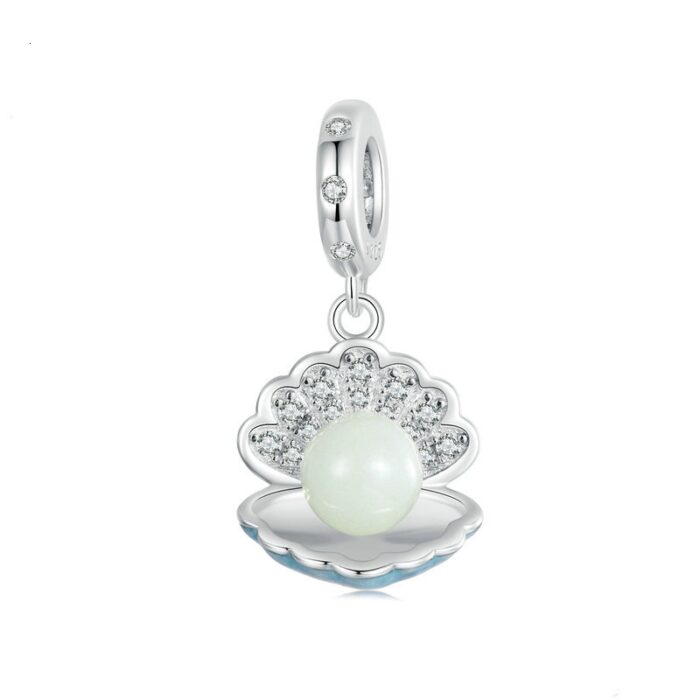 Mayfer |Charm con forma de almeja y decorado con perla - Color Plateado.