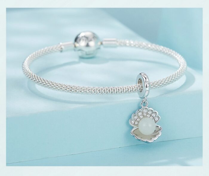 Mayfer |Charm con forma de almeja y decorado con perla - Color Plateado. - Imagen 3