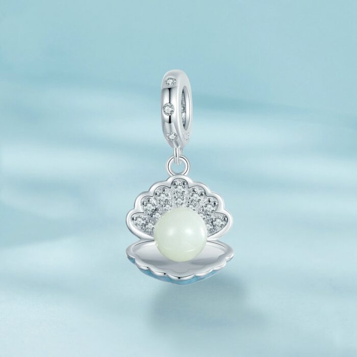 Mayfer |Charm con forma de almeja y decorado con perla - Color Plateado. - Imagen 2