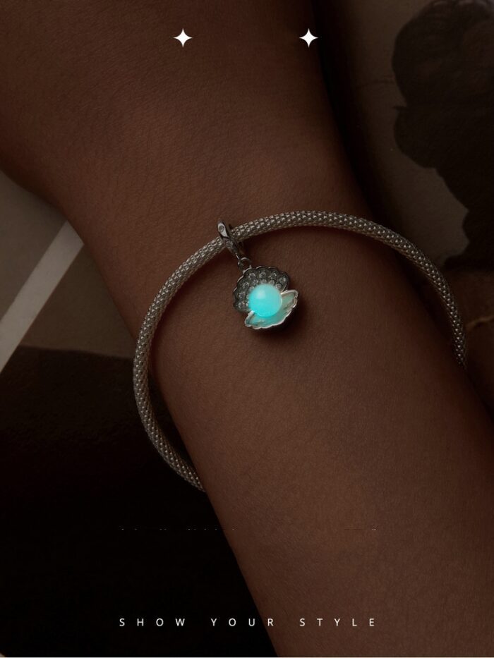 Mayfer |Charm con forma de almeja y decorado con perla - Color Plateado. - Imagen 5